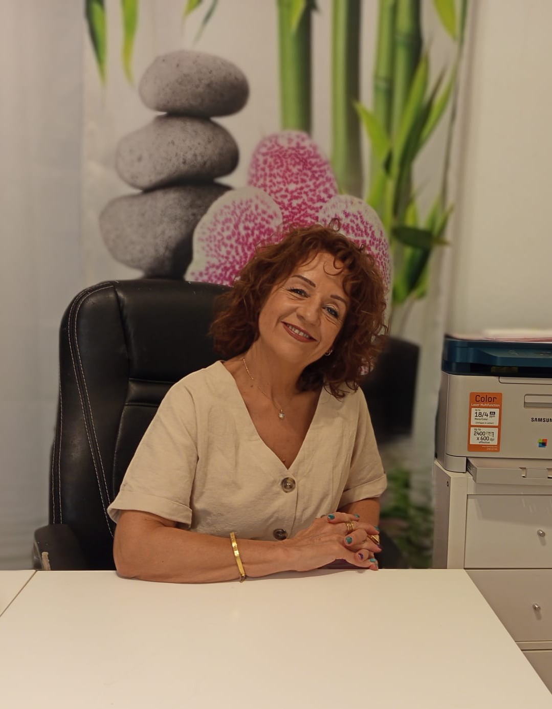 Mujer en estado de calma durante un proceso terapéutico
