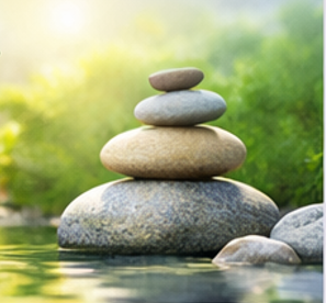 Piedras en equilibrio sobre agua representando atencion plena